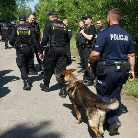Polska policja z psem tropiącym przygotowuje się do obławy