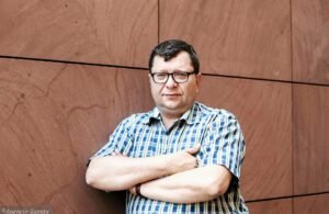 Zbigniew Stonoga to działacz i bloger krytykujący Prawo i Sprawiedliwość i ujawniający ich przekręty