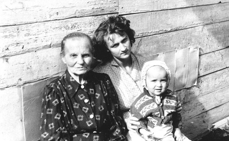 Maria Iwanowna Putina ze swoją matką i małym dzieckiem, które według oficjalnej narracji ma być małym Władimirem Putinem.