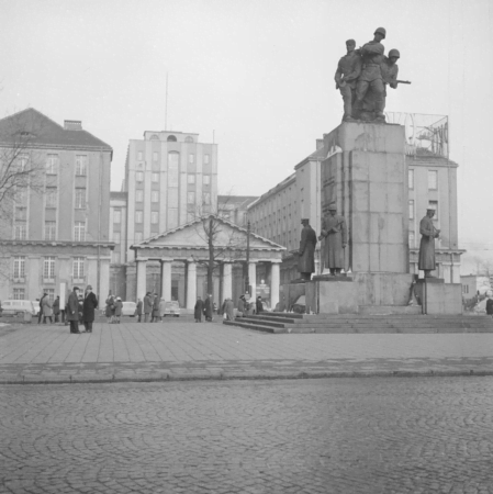 Monument Polsko-Sowieckiego Braterstwa Broni, czyli Czterech Śpiących, Trzech Walczących