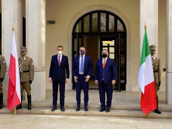 Mateusz Morawiecki, Matteo Salvini i Viktor Orbán stojący obok siebie na oficjalnym spotkaniu