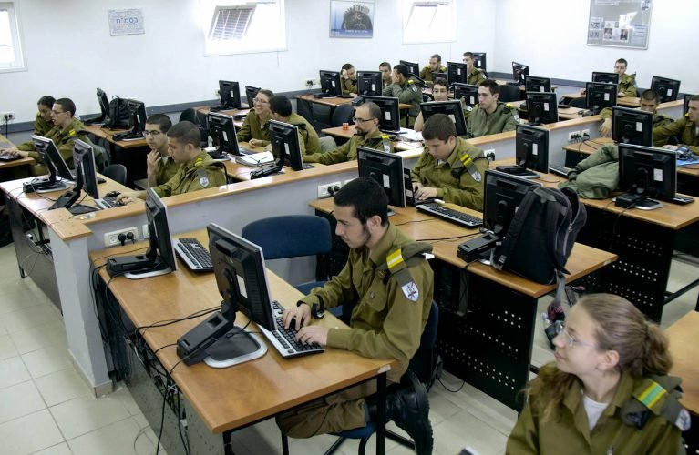 Jednostka wywiadu cybernetycznego Izraela Unit 8200 w trakcie szkolenia informatycznego